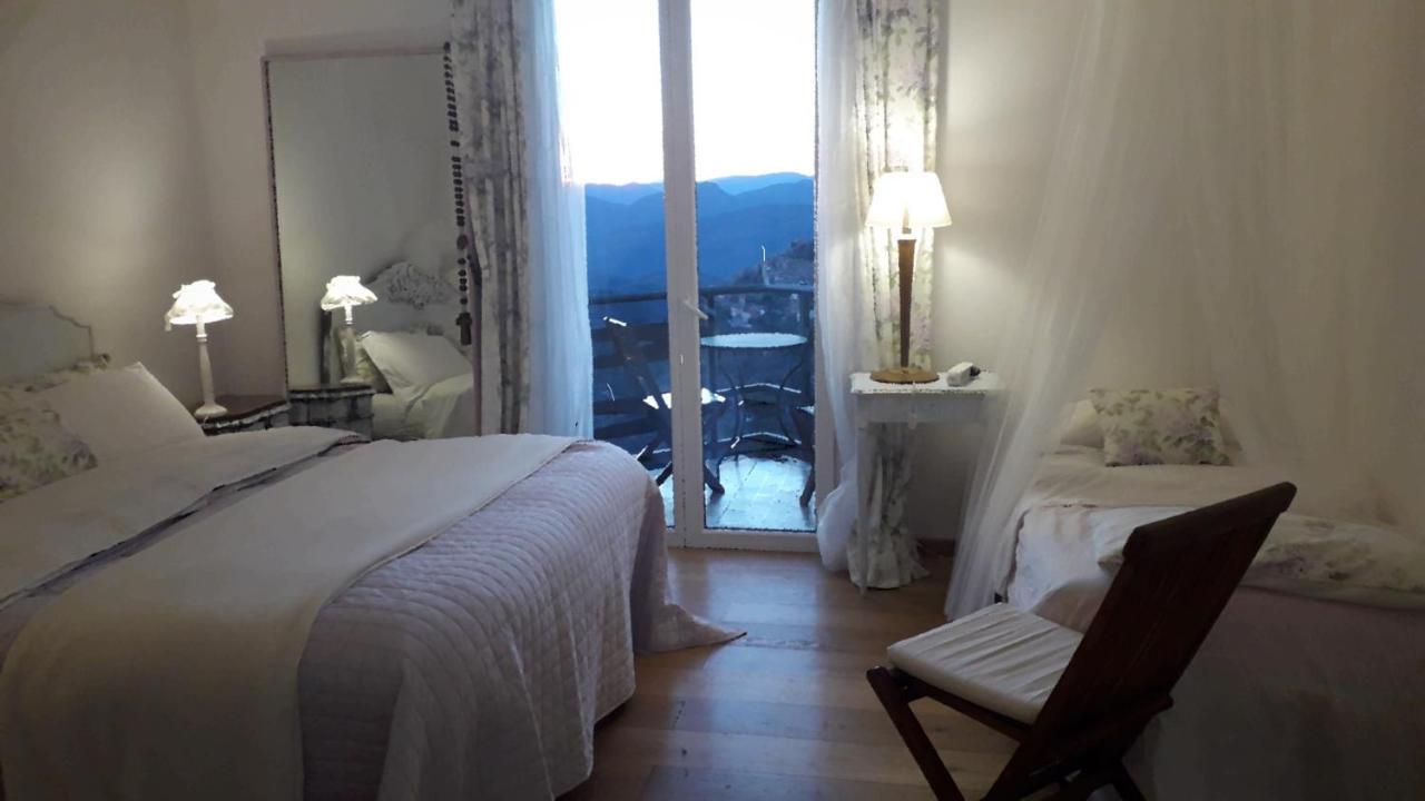 B&B Le Camelie Del Bosco Baiardo Exterior photo